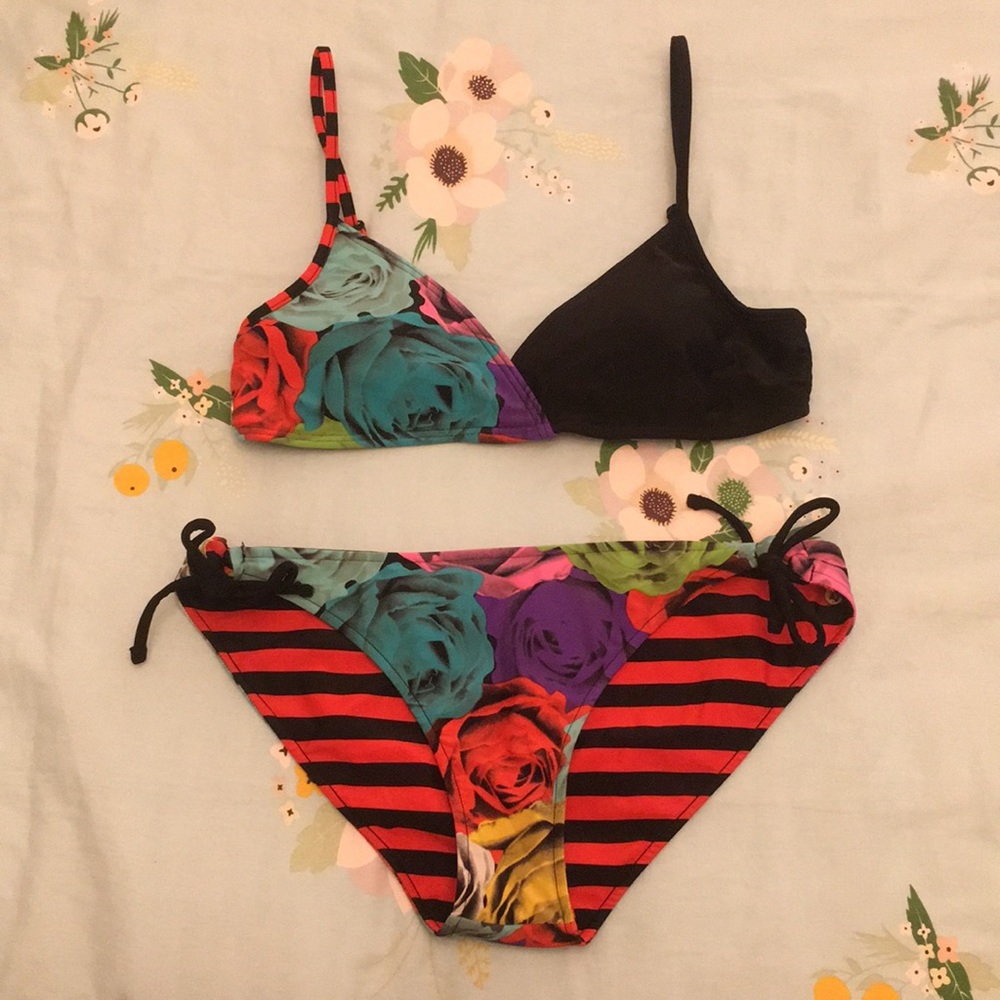 Adorable Volcom suit with reversible bottoms